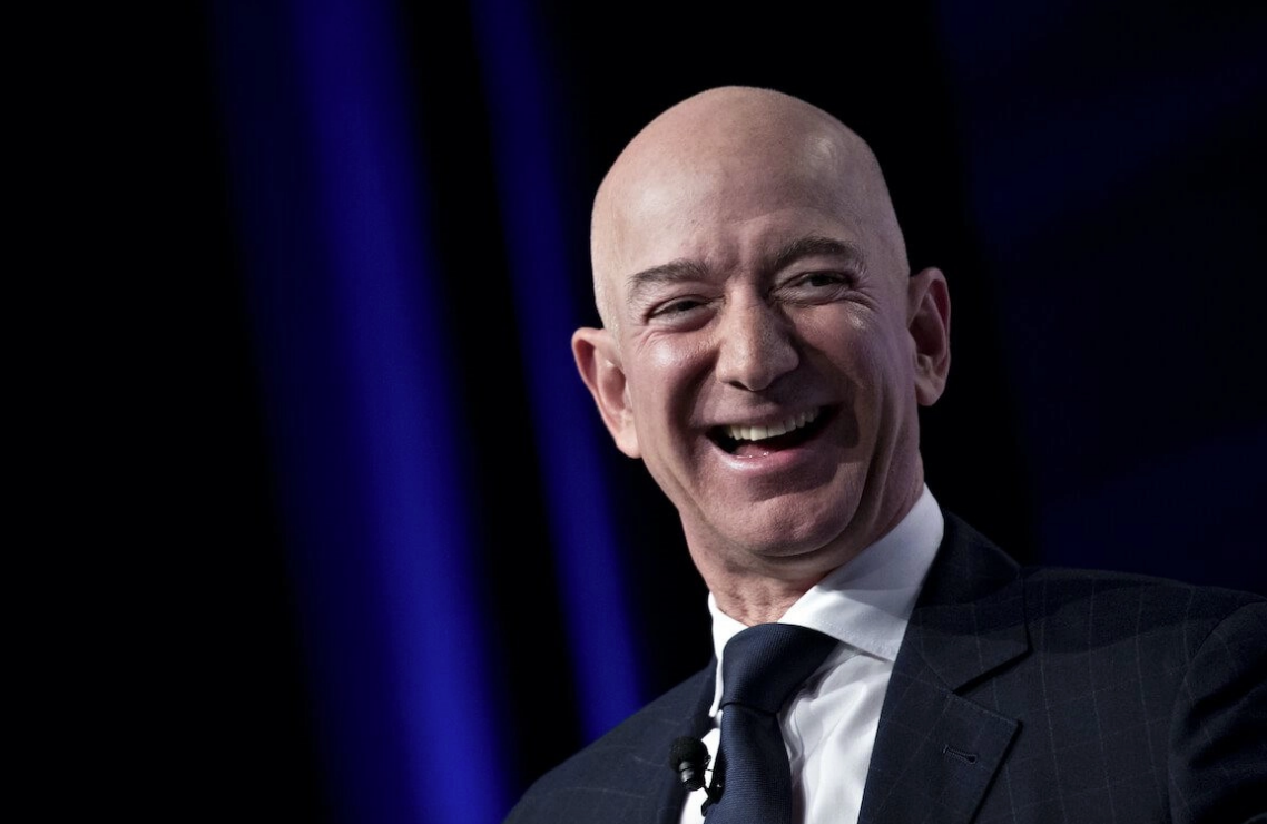 
Đứng trước sự cạnh tranh này, cho đến thời điểm hiện tại vẫn chưa rõ liệu Amazon sẽ làm gì, nhất là khi nhà sáng lập Jeff Bezos đã rời đi để có thể theo đuổi đam mê vũ trụ
