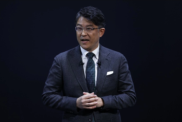 
Nhà phân tích Tatsuo Yoshida của Bloomberg Intelligence nhận định, việc ông Sato tiếp quản vị trí CEO Toyota của ông Akio “sẽ làm trẻ hóa ban quản lý của công ty và vẫn duy trì sự nhất quán về chính sách”
