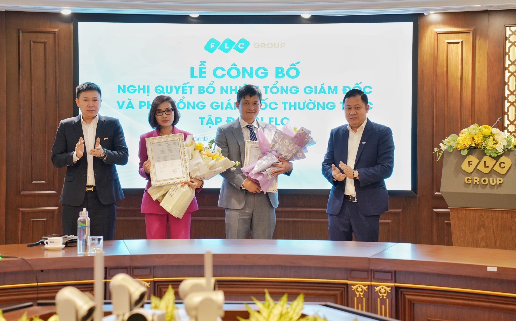 
Tổng giám đốc Lê Tiến Dũng (đứng thứ hai từ phải sang) và Phó Tổng Giám đốc thường trực Trần Thị Hương lên nhận quyết định bổ nhiệm
