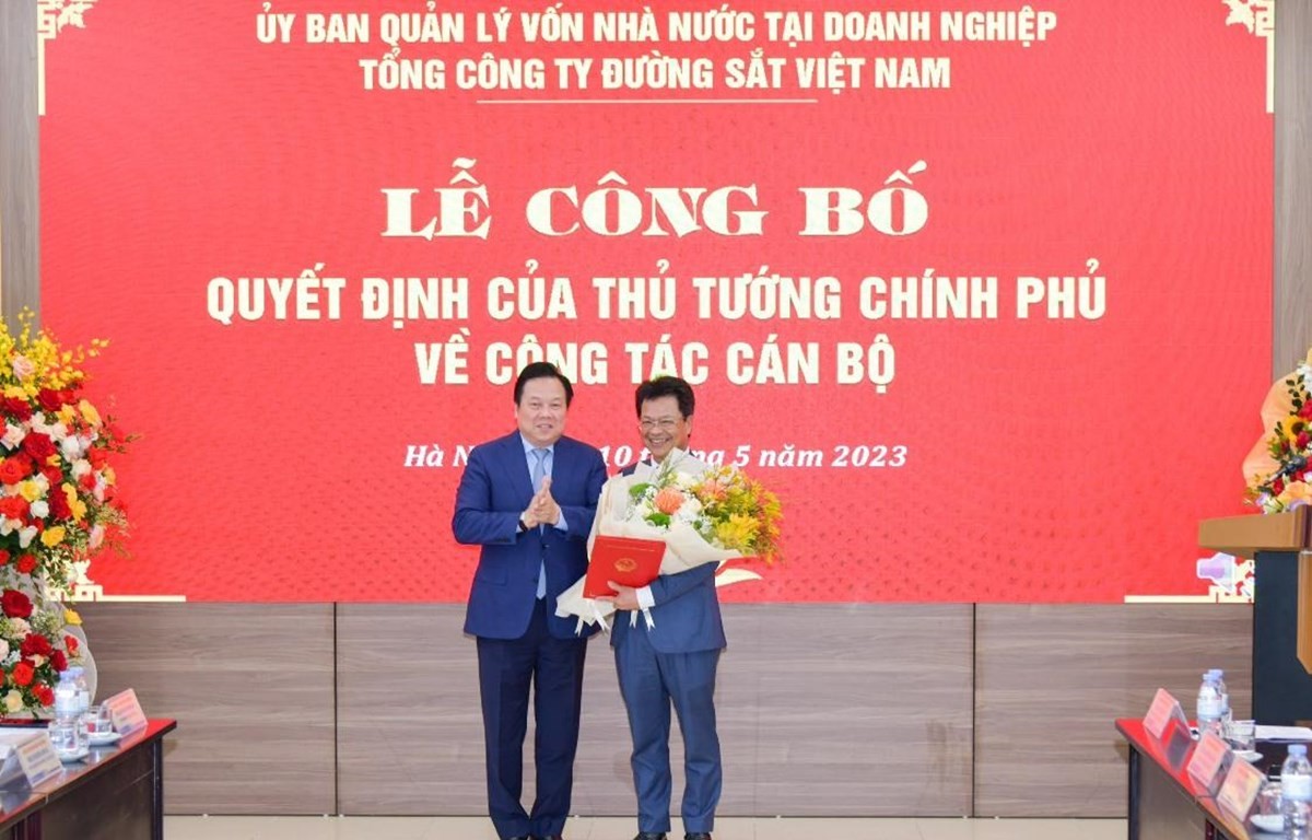 
Ông Nguyễn Hoàng Anh - Chủ tịch Ủy ban Quản lý vốn nhà nước tại doanh nghiệp - trao quyết định bổ nhiệm Chủ tịch VNR cho ông Đặng Sỹ Mạnh (phải)
