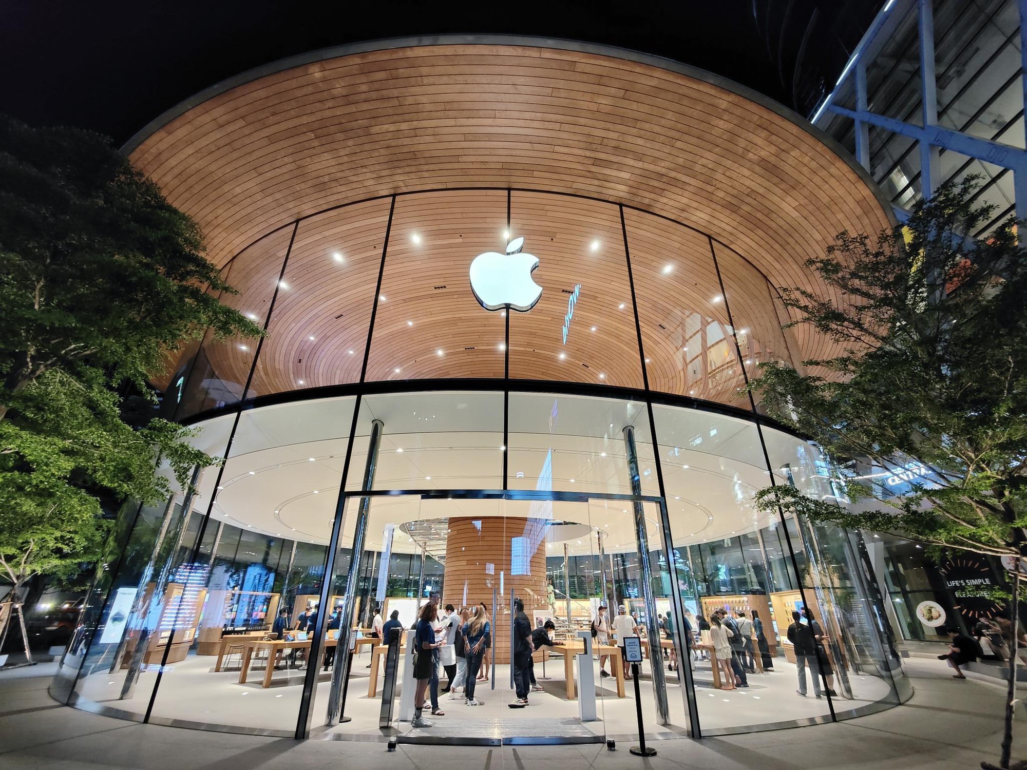 
Việc Apple mở cửa hàng trực tuyến tại Việt Nam sẽ đưa ra một khung giá chuẩn chỉnh, thậm chí có thể làm cơ sở tham chiếu trong bối cảnh giá bán của các sản phẩm Apple tại Việt Nam đang biến động liên tục
