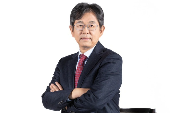 
Không chỉ đảm nhiệm “ghế nóng” Chủ tịch HDBank, ông Kim Byungho đang là cố vấn cấp cao của International Finance Corporation (IFC) và là Thành viên độc lập SK Inc. (Hàn Quốc)
