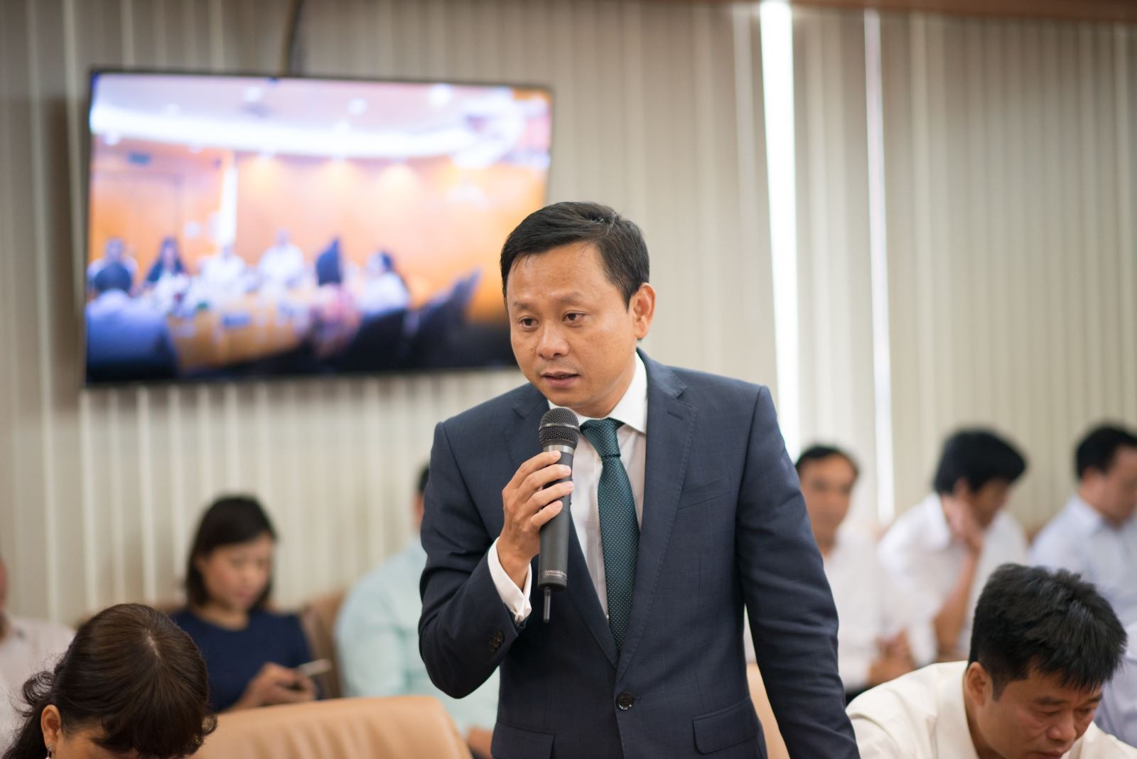 
Trước khi về làm lãnh đạo tại Vinataba, ông Hồ Lê Nghĩa từng công tác tại Viện Nghiên cứu chiến lược, chính sách công nghiệp của Bộ Công Thương kể từ năm 2003
