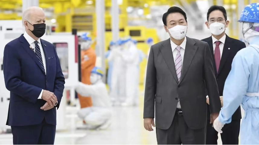 
Tổng thống Mỹ Joe Biden, Tổng thống Hàn Quốc Yoon Suk-yeol cùng với Phó chủ tịch Samsung Lee Jae-yong trong chuyến thăm nhà máy công ty tại Pyeongtaek hồi tháng 5. Ảnh: Reuters.
