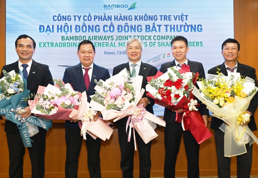 
Thời điểm hiện tại, Hội đồng quản trị của Bamboo Airways nhiệm kỳ 2019 - 2024 gồm có 5 người, từ trái qua phải là ông Nguyễn Mạnh Quân, ông Lê Bá Nguyên, ông Nguyễn Ngọc Trọng, ông Doãn Hữu Đoàn và ông Lê Thái Sâm. (Ảnh: Bamboo Airways).

