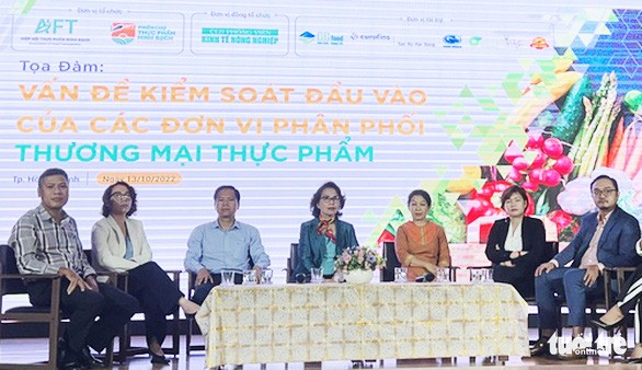 
Vấn đề này đã được bà Nguyễn Thị Hồng Minh - Chủ tịch Hiệp hội Thực phẩm minh bạch - AFT, nguyên thứ trưởng Bộ Thủy sản - đặt ra tại tọa đàm kiểm soát đầu vào của những đơn vị phân phối thương mại thực phẩm đã diễn ra vào ngày 13/10 vừa qua. Ảnh: Tuổi trẻ
