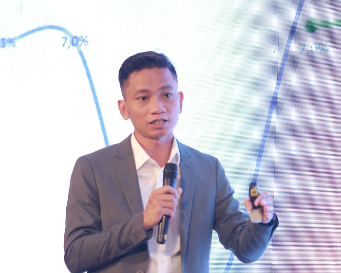 
Theo CEO WiGroup Trần Ngọc Báu, việc Ngân hàng Nhà nước nới biên độ tỷ giá từ mức 3% lên 5% cho thấy ngân hàng này đã chấp thuận tỷ giá trong tương lai có thể biến động trong một bùng lớn hơn so với tỷ giá trung tâm
