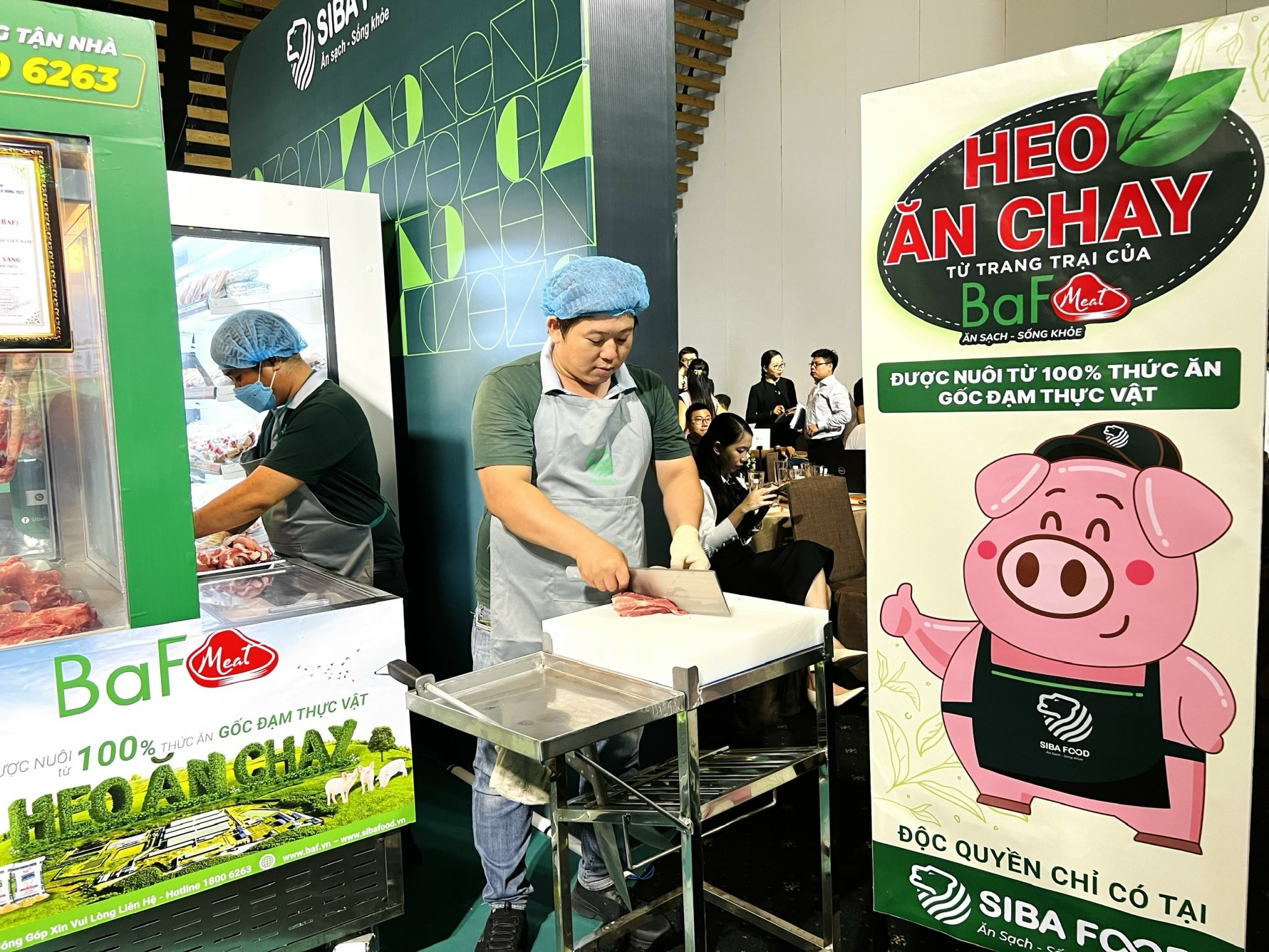 
Một chuyên gia chăn nuôi ở phía Nam cho biết, việc tung sản phẩm “heo ăn chuối” và “heo ăn chay” ra thị trường giúp cho các doanh nghiệp có thể tạo ra điểm nhấn và sự khác biệt trong bối cảnh cạnh tranh ngày càng khốc liệt
