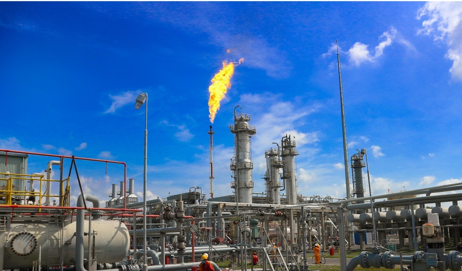 
Không chỉ hoàn thành trước 70 ngày về chỉ tiêu sản lượng khai thác dầu thô, PVN còn rất nỗ lực trong việc cung ứng tối đa xăng dầu cho thị trường trong nước. Ảnh minh họa
