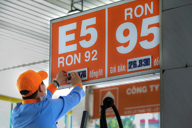 
Sau khi tiến hành điều chỉnh, mức giá bán lẻ tối đa đối với mặt hàng xăng E5 RON 92 là 22.710 đồng/lít, còn giá xăng RON 95 là 23.860 đồng/lít. Ảnh minh họa
