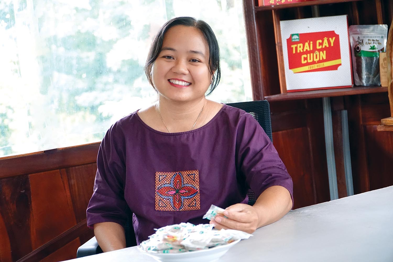 
Nặng lòng với món mứt chuối quê hương, chị Nguyễn Thị Các Thủy đã cùng với gia đình xây dựng nên thương hiệu bánh chuối phồng Tư bông nổi tiếng khắp các tỉnh ở miền Tây
