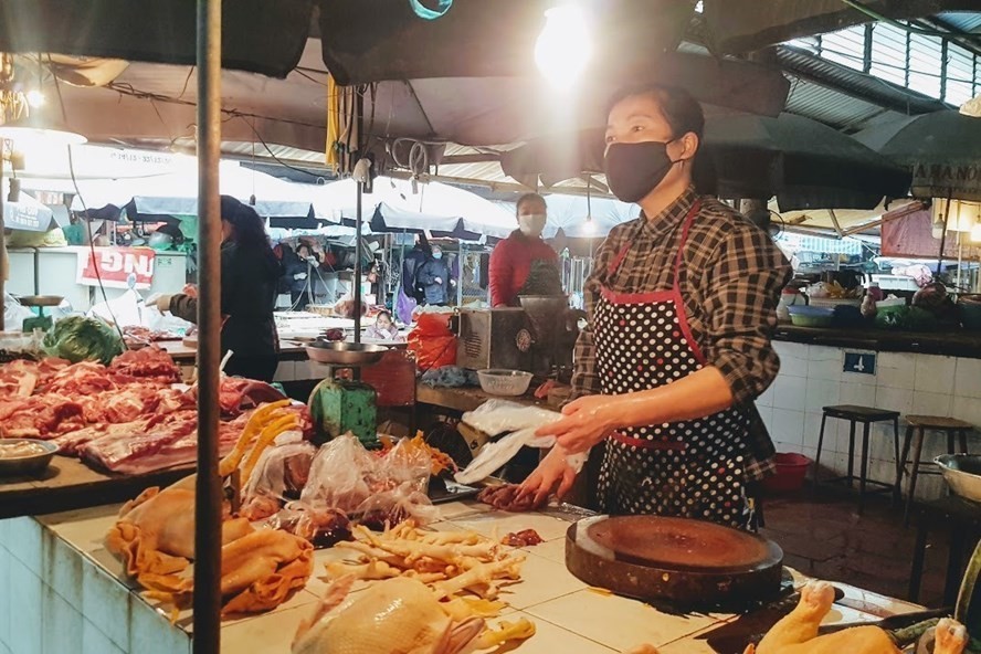 
Không chỉ giá heo hơi mà giá gà công nghiệp cũng đang giảm mạnh vì sức mua yếu, thị trường về nhu cầu thịt gà đang xuống ở mức rất thấp. Ảnh minh họa
