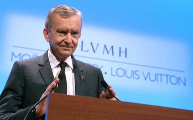 
Là CEO của LVMH kiêm chủ tịch của Christian Dior – công ty mẹ của tập đoàn này, tỷ phú Bernard Arnault với số cổ phần khổng lồ đã đạt giá trị tài sản khoảng hơn 186 tỷ USD
