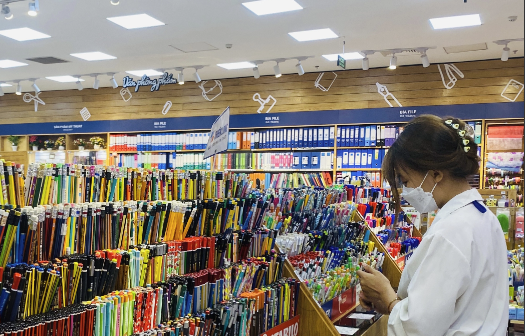 
Sau nhiều năm phát triển, những sản phẩm như bút, thước, vở, giấy, tẩy, gọt bút chì, bút màu và ghim bấm… của Thiên Long không chỉ được khách hàng trong nước ưa chuộng mà còn tiếp cận được thị trường quốc tế. Ảnh minh họa
