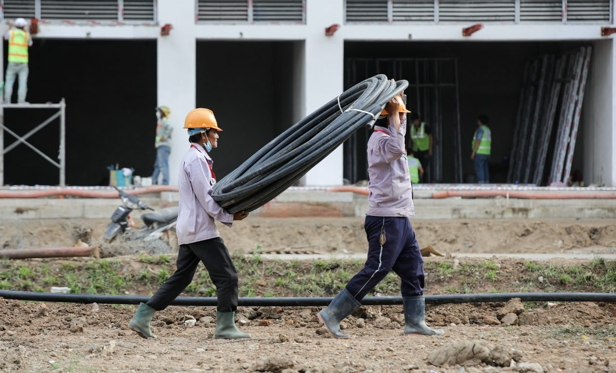 
Đối với cấp độ nhà thầu nhỏ hơn, giám đốc của một đơn vị cho biết, doanh nghiệp đang cố gắng vay mượn để có tiền thưởng Tết 2023 cho các nhân viên, đặc biệt là bộ phận kỹ sư, công nhân tại các công trường đang thi công
