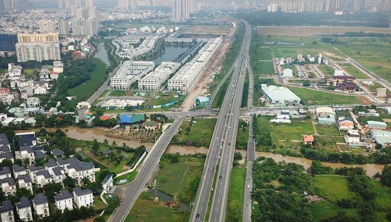Vị chuyên gia này cũng đưa ra ví dụ rằng, thay vì trả tiền đền bù như đang thực hiện, một sào đất nông nghiệp của người dân ở trong diện sẽ được đổi thành 36m2 đất trong khu đô thị. Ảnh minh họa