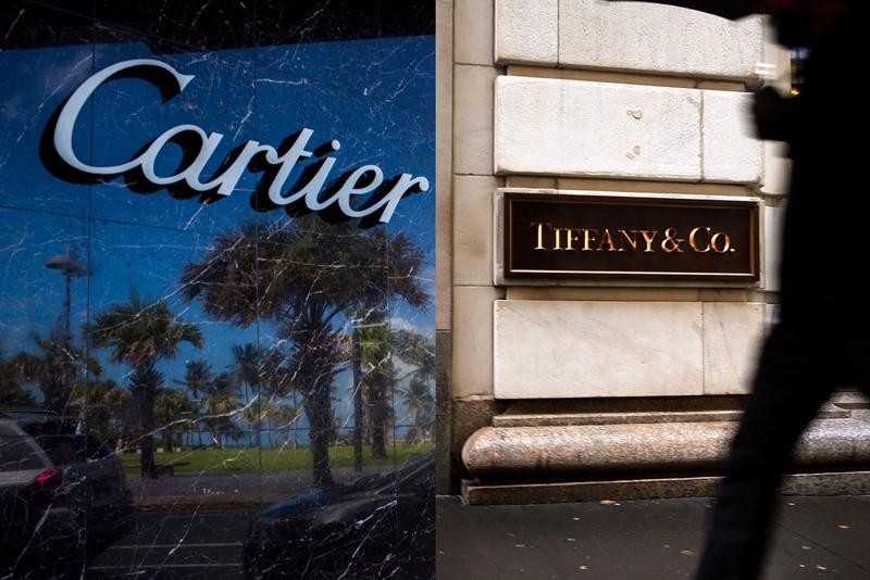 
Tiffany &amp; Co và Cartier luôn được biết tới là đối thủ không đội trời chung của nhau.
