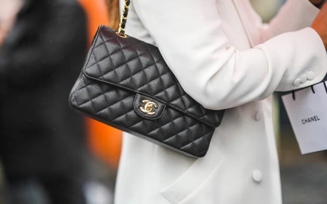 Người Nga cắt nát túi Chanel sau quy định ngừng bán - ảnh 3