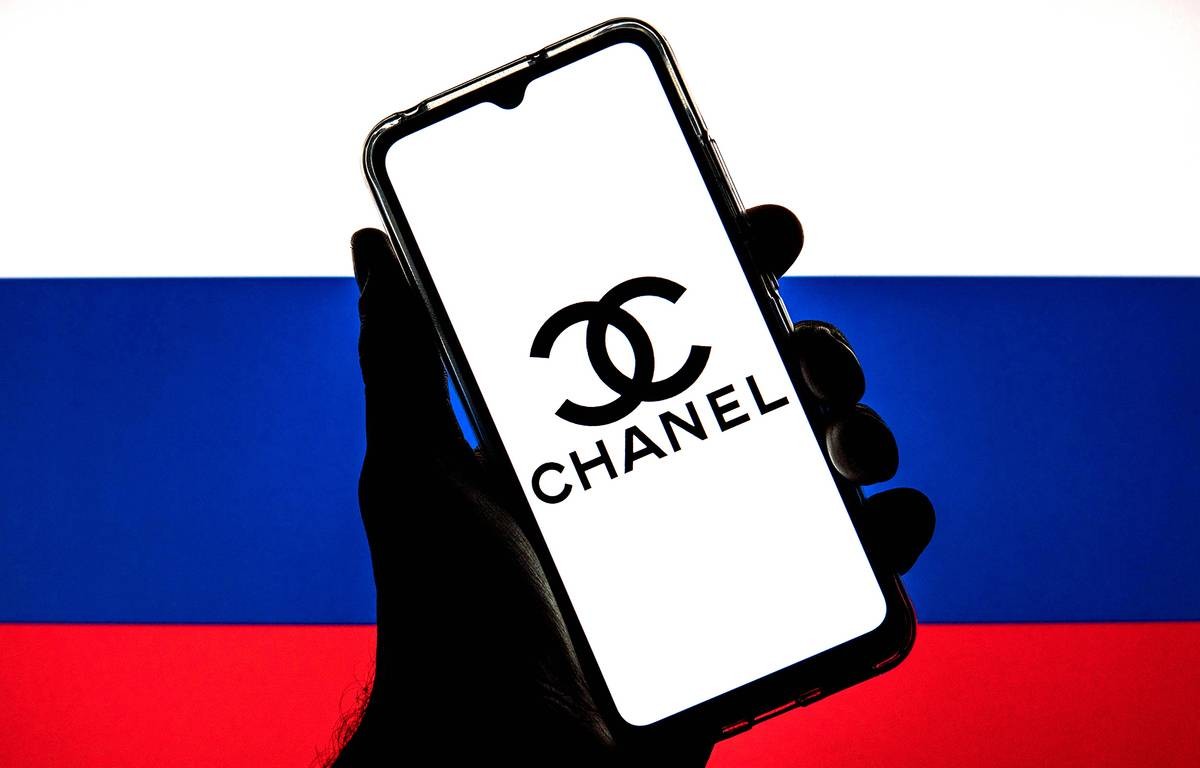 Người Nga cắt nát túi Chanel sau quy định ngừng bán - ảnh 2