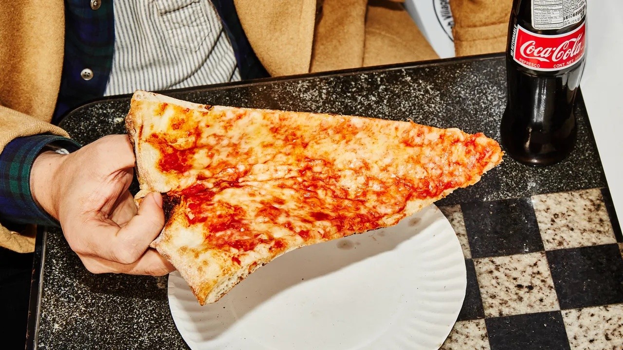 Lạm phát cao tại Mỹ thể hiện qua miếng bánh pizza - ảnh 1