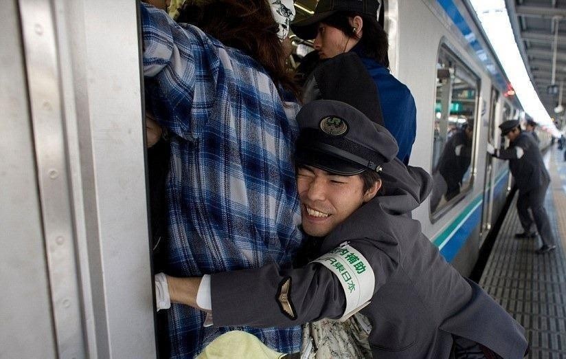 Nghề "độc lạ" tại Nhật Bản: Nhồi khách lên tàu điện ngầm - ảnh 1