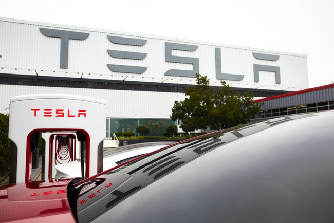 Tesla ngay lập tức "bốc hơi" 126 tỷ USD sau khi Elon Musk chốt mua lại Twitter - ảnh 1