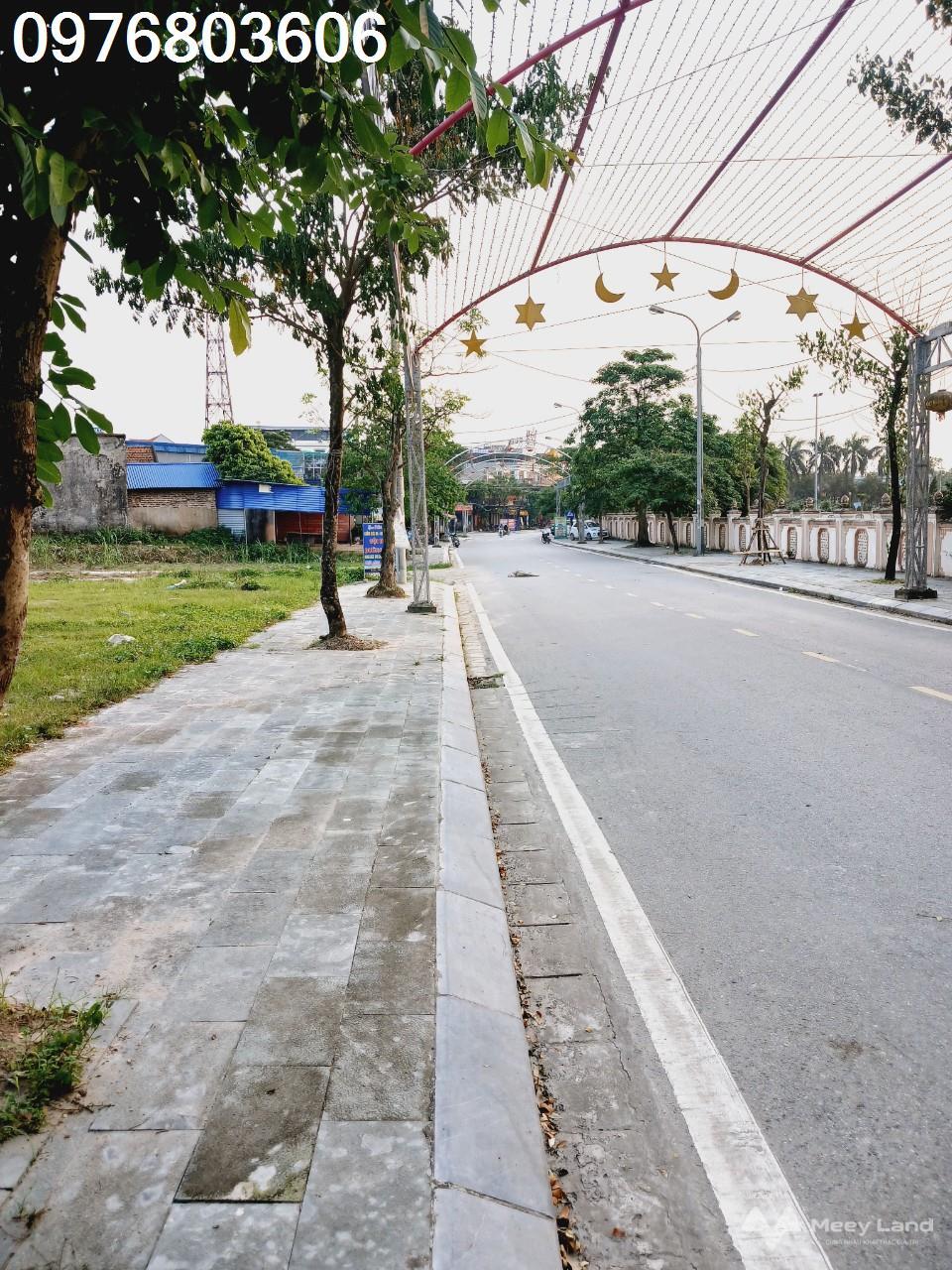 Mặt phố đi bộ trước mặt quảng trường cũ Phổ Yên duy nhất 1 lô đất rông hơn 1000m2