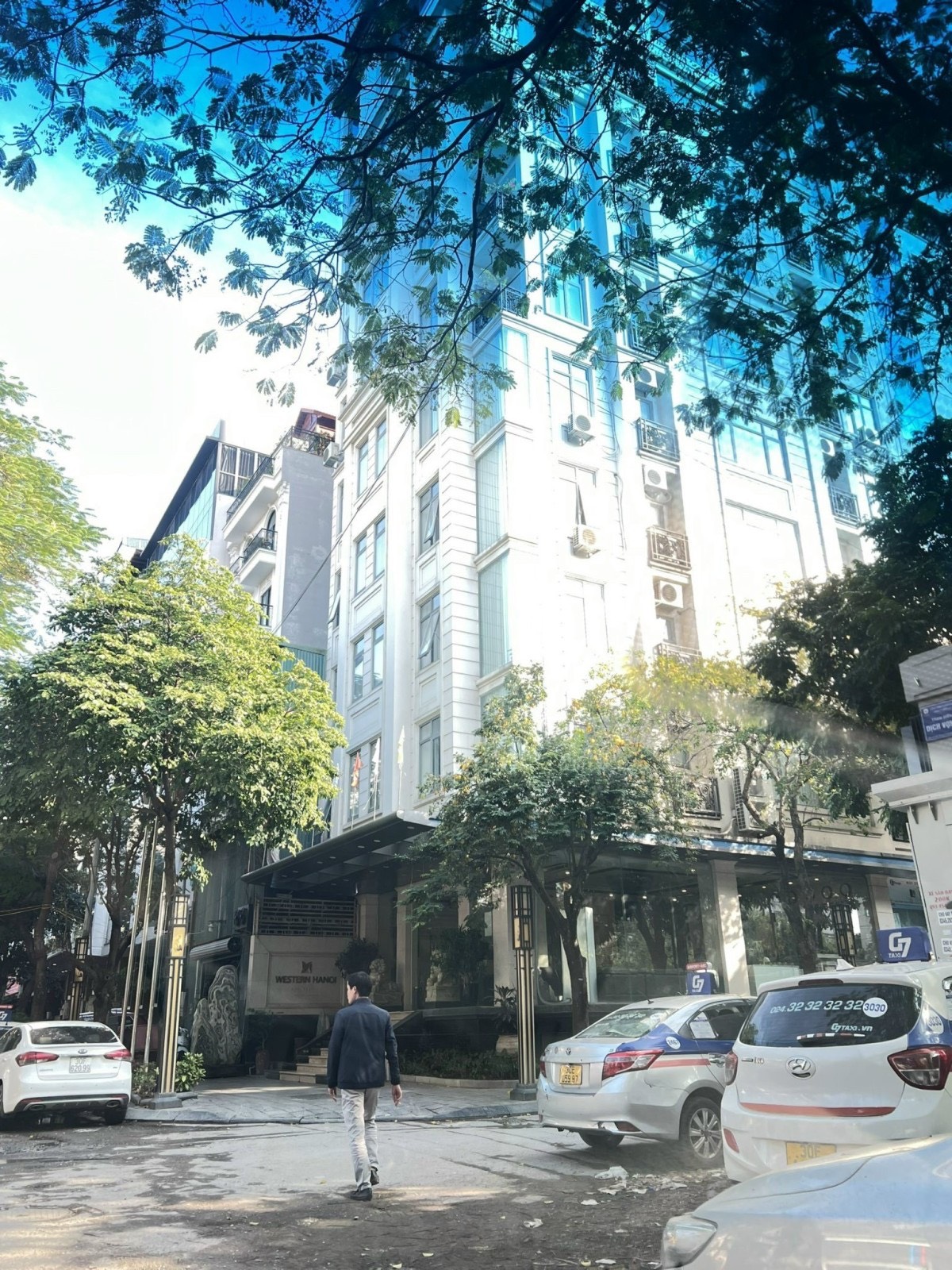 Mặt phố Hoàng Quốc Việt, 7 tầng, lô góc 3 thoáng, mặt tiền gần 9m, đẳng cấp-01