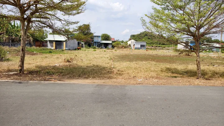 Bán đất nền Suối Tre, xã Châu Pha cũ, 140m2, mặt đường nhựa, vị trí thuận tiện